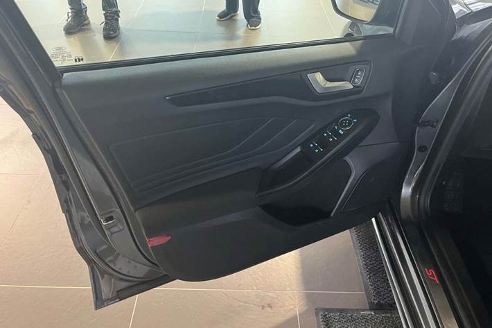 Grå Ford Focus fra 2019