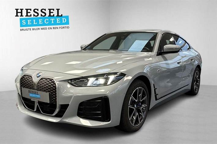 Grå BMW i4 fra 2025 set udefra