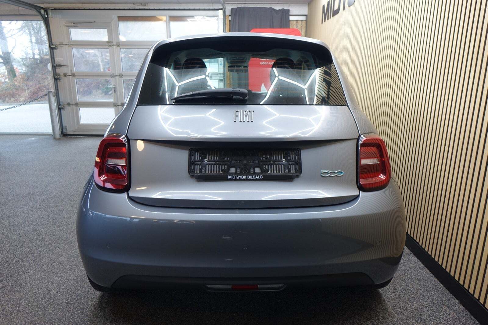 Grå Fiat 500e fra 2022