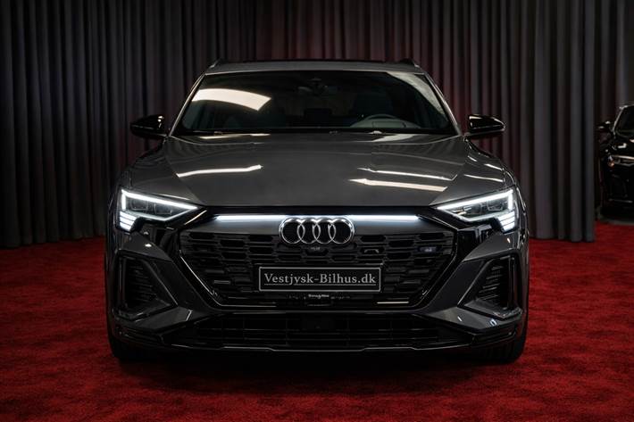 Rød Audi Q8 e-tron fra 2023