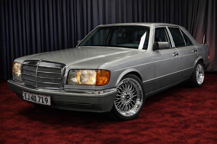 Sølv Mercedes 420 SE fra 1990