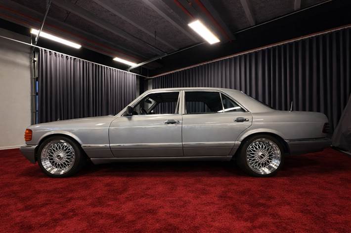 Sølv Mercedes 420 SE fra 1990