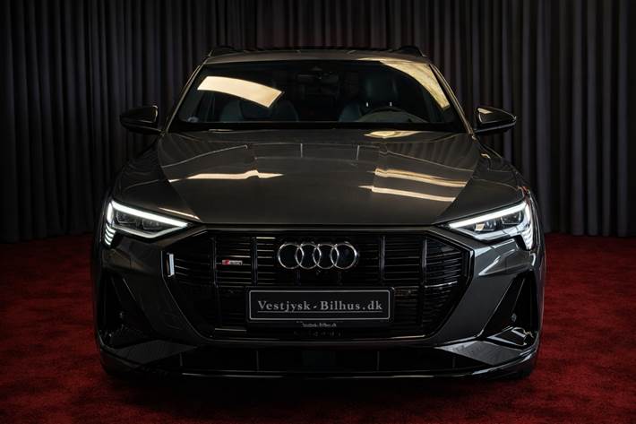 Grå Audi e-tron fra 2022