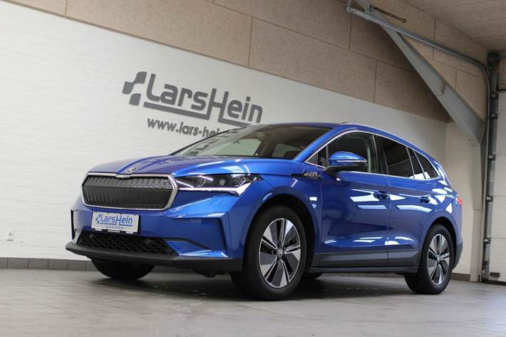 Blå Skoda Enyaq fra 2022 set udefra