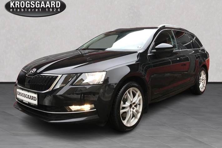 Sort Skoda Octavia fra 2017 set udefra