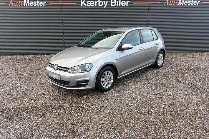 Sølv VW Golf VII fra 2017 set udefra