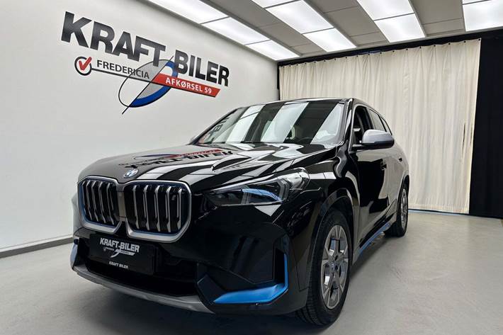 Sort BMW iX1 fra 2023 set udefra