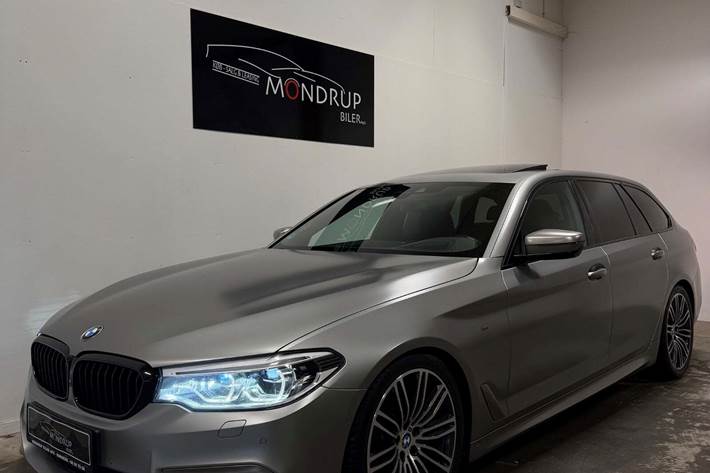 Sølv BMW M550d fra 2018 set udefra