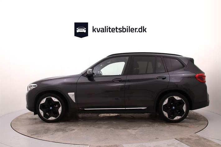 Grå BMW iX3 fra 2021