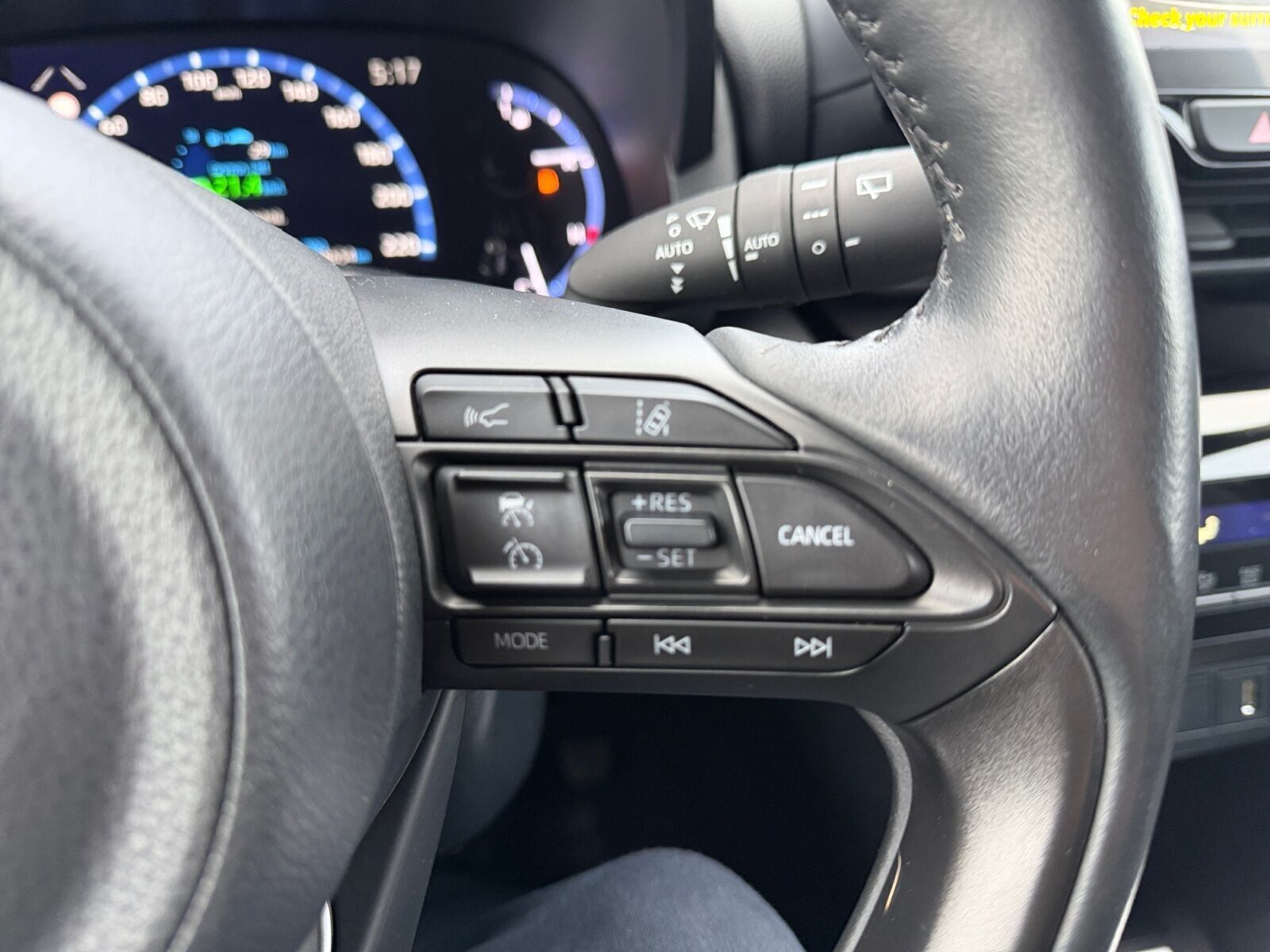 Grå Toyota Yaris Cross fra 2023