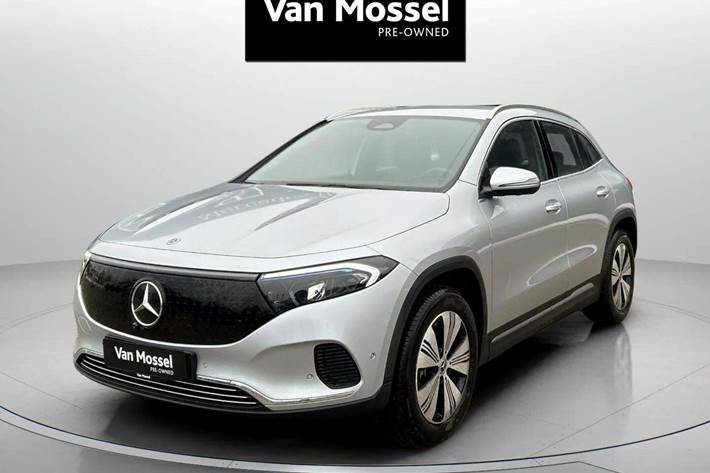 Sølv Mercedes EQA250+ fra 2024 set udefra