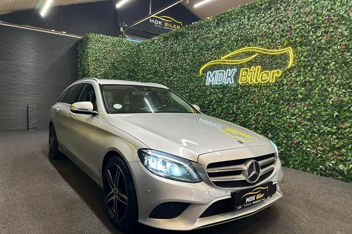 Sølv Mercedes C200 fra 2018 set udefra