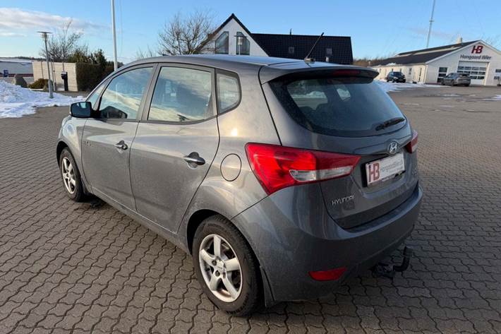 Grå Hyundai ix20 fra 2011 set udefra