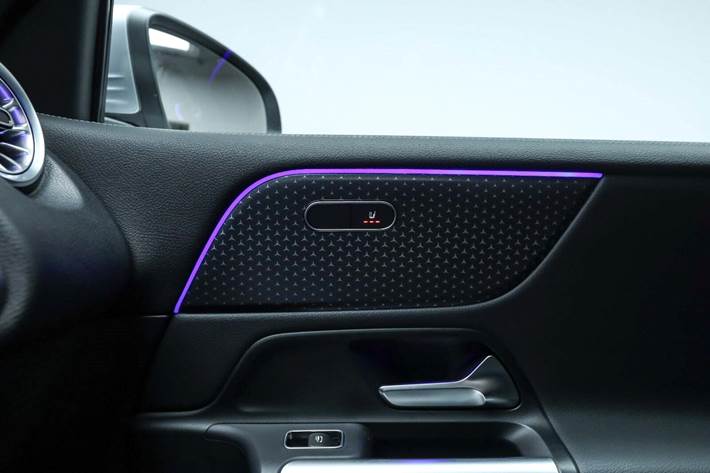 Sølv Mercedes EQB250+ fra 2025