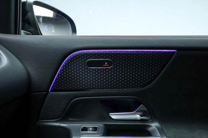 Blå Mercedes EQA250+ fra 2025