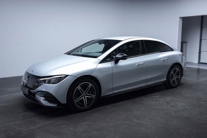 Sølv Mercedes EQE350 fra 2024