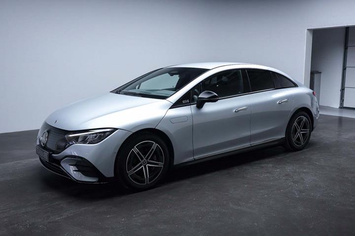 Sølv Mercedes EQE350 fra 2024 set udefra