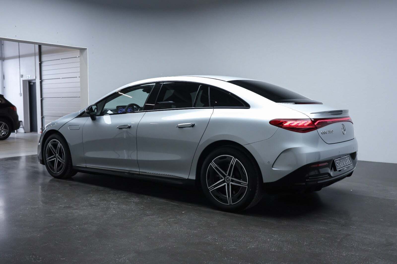 Sølv Mercedes EQE350 fra 2024