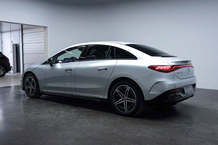 Sølv Mercedes EQE350 fra 2024