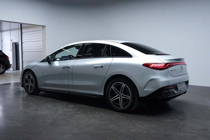 Sølv Mercedes EQE350 fra 2024