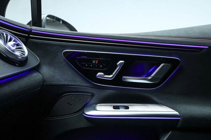 Sølv Mercedes EQE350 fra 2024