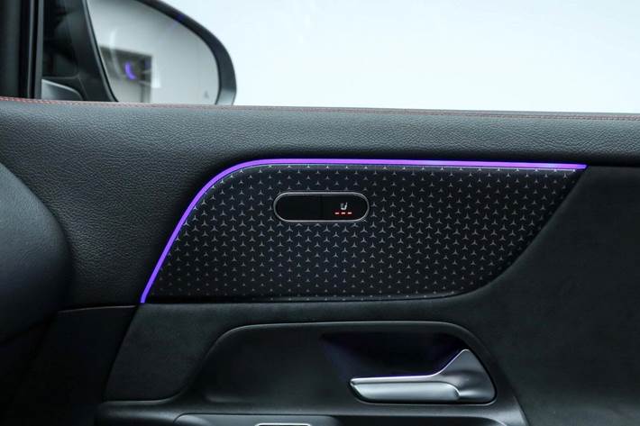 Sølv Mercedes EQA250+ fra 2025