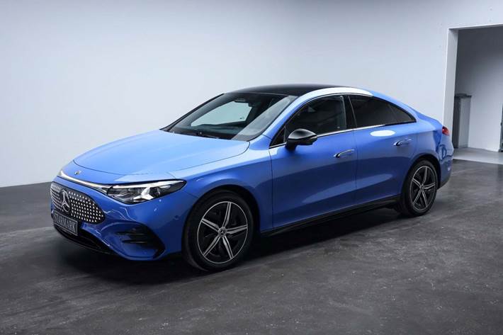 Blå Mercedes CLA250+ fra 2025 set udefra