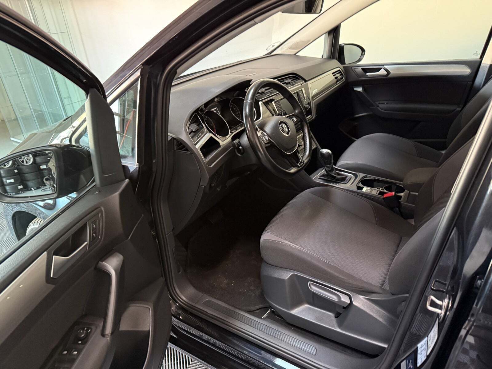 Sort VW Touran fra 2016