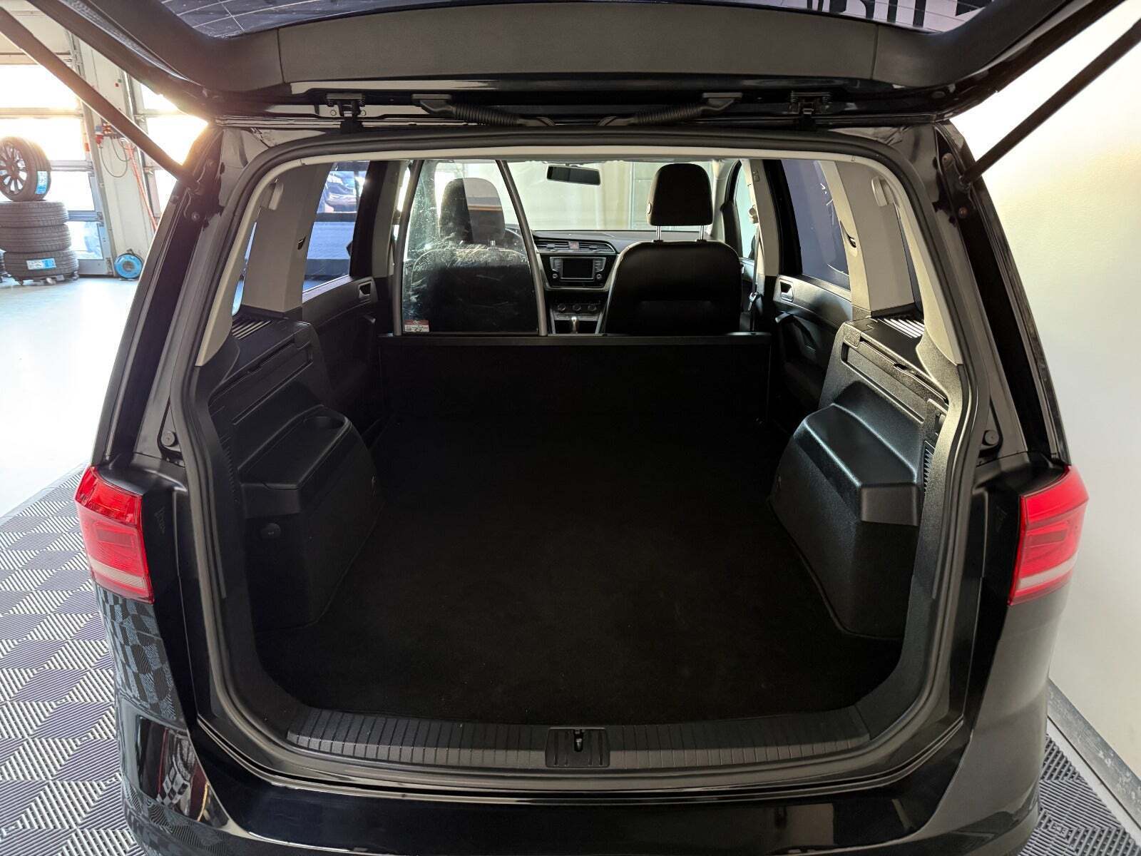 Sort VW Touran fra 2016