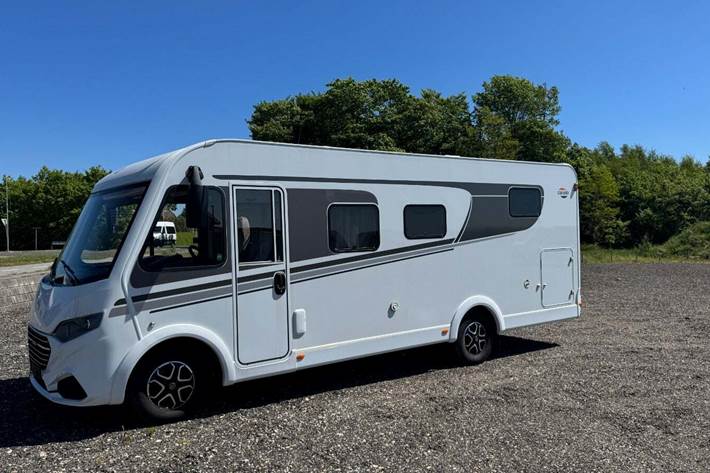 Hvid Fiat Carado fra 2022 set udefra