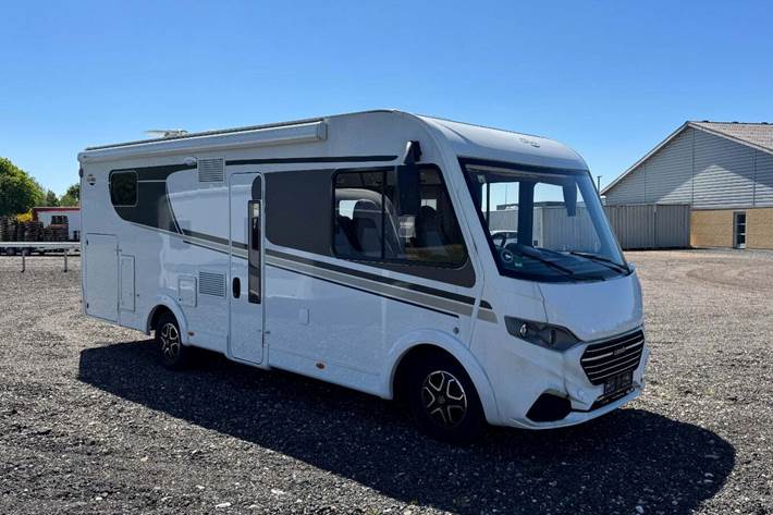 Hvid Fiat Carado fra 2022 set udefra