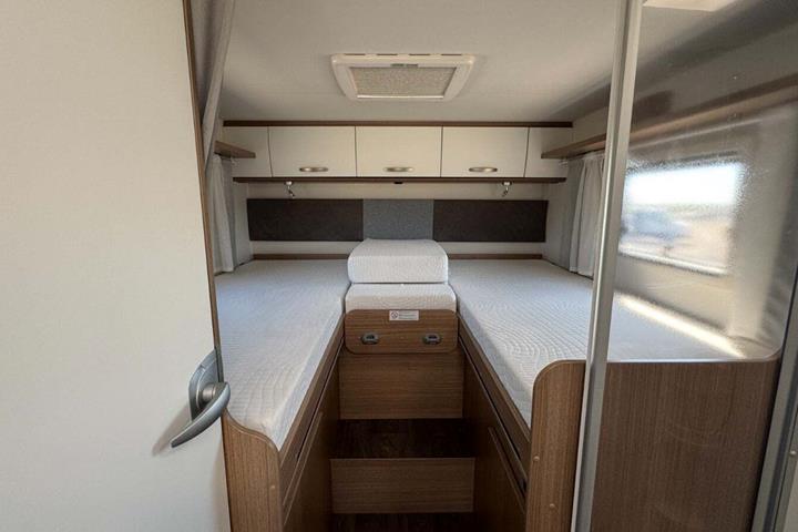 Hvid Fiat Carado fra 2022 set udefra