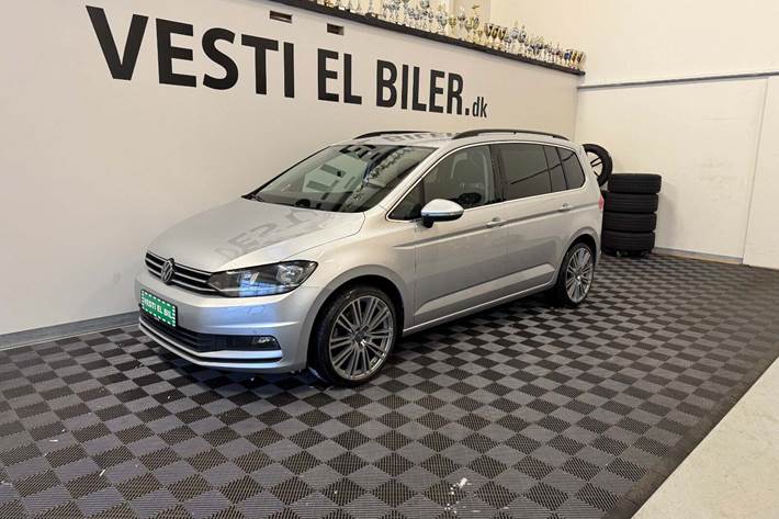 Sølv VW Touran fra 2022