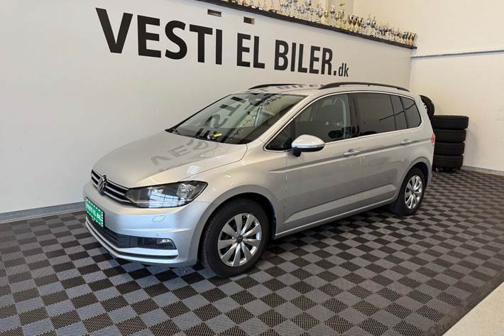 Sølv VW Touran fra 2022