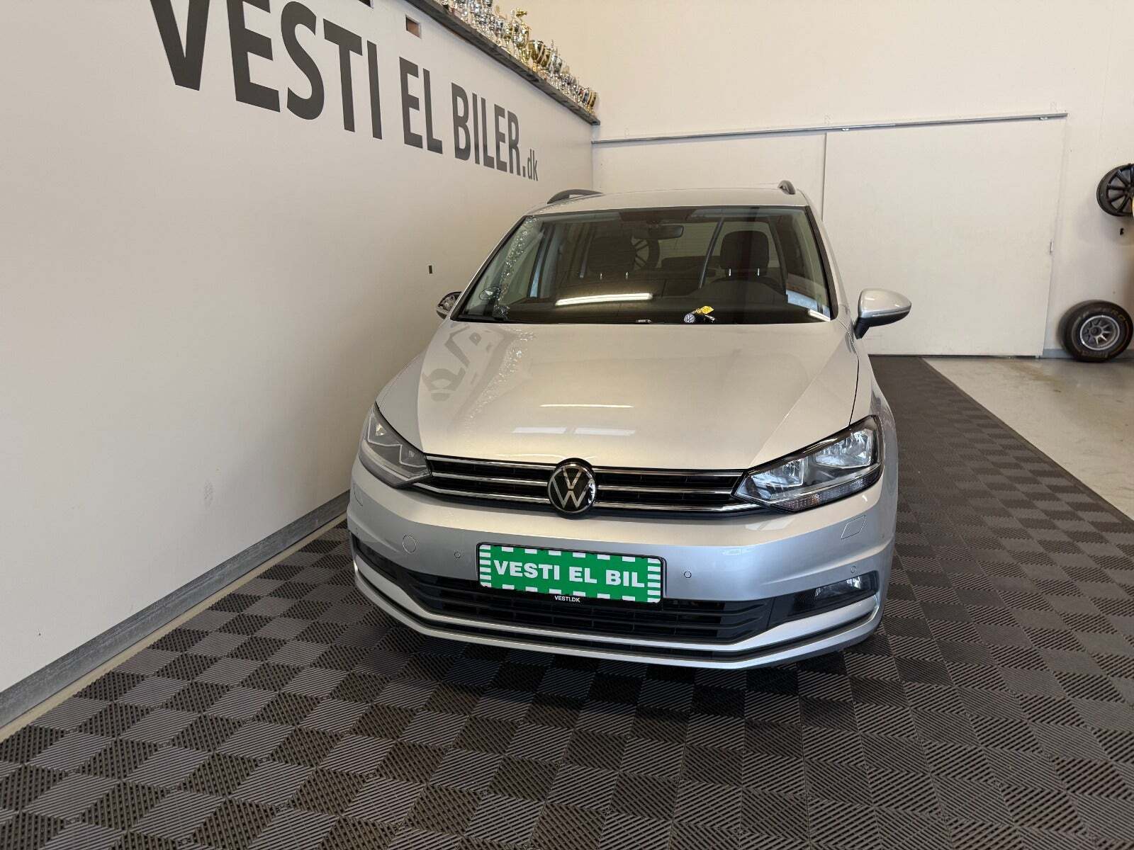 Sølv VW Touran fra 2022