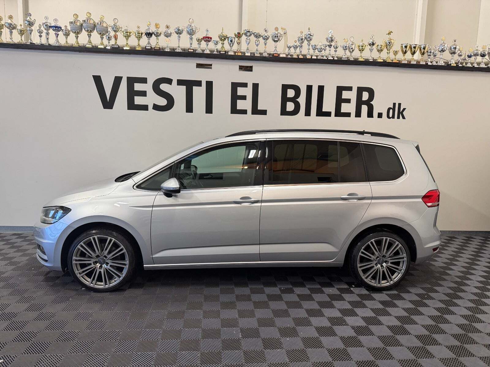 Sølv VW Touran fra 2022