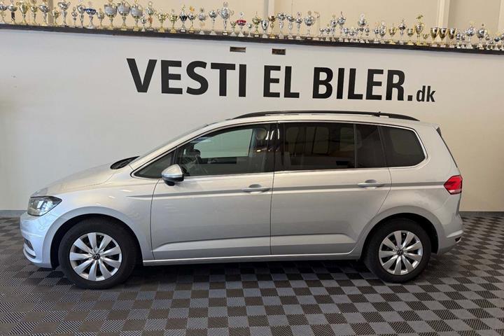 Sølv VW Touran fra 2022