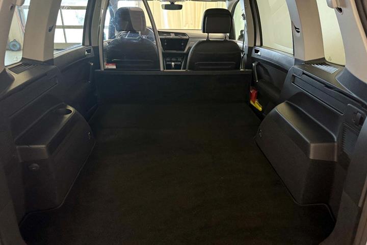 Sølv VW Touran fra 2022