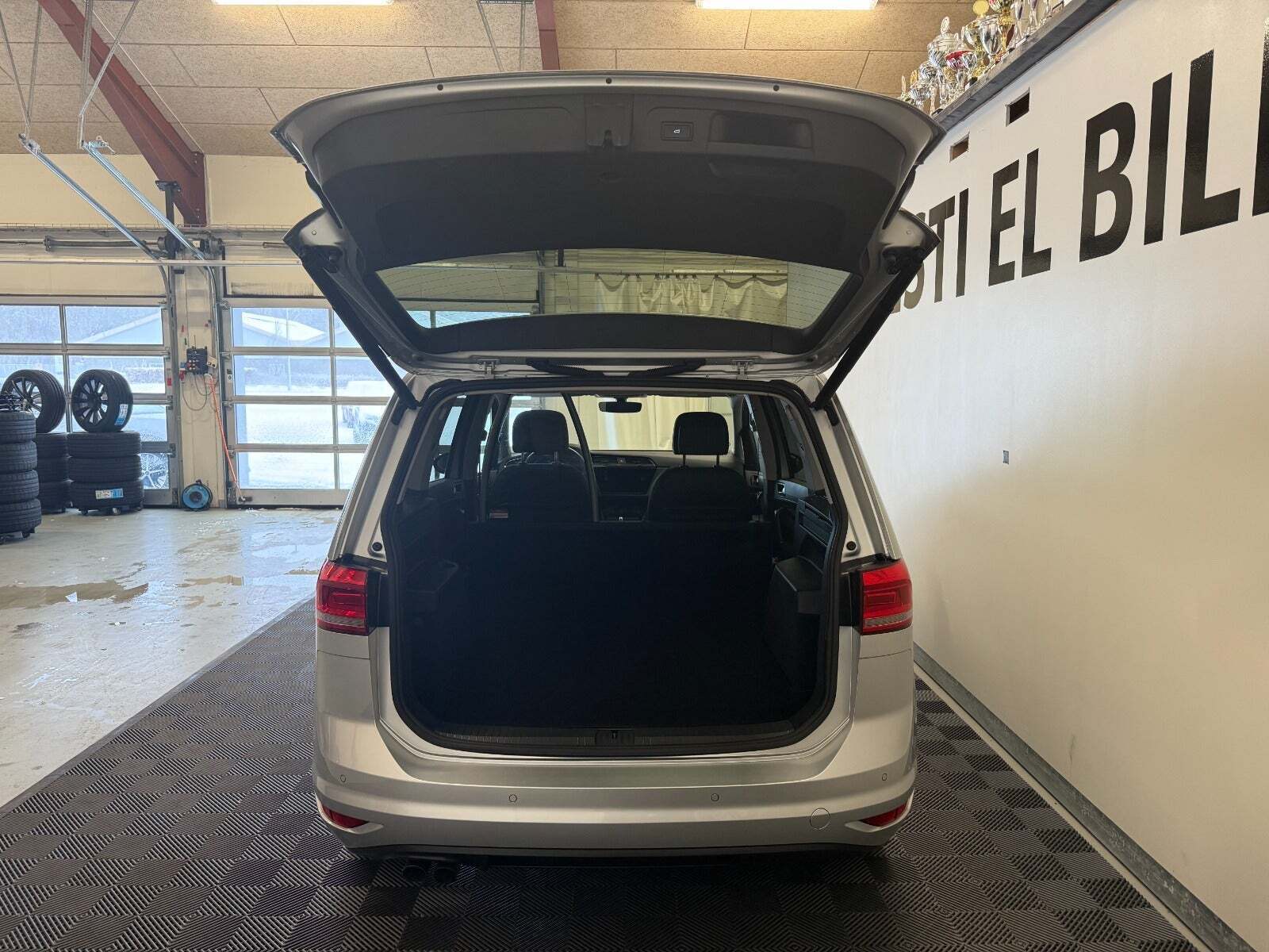Sølv VW Touran fra 2022