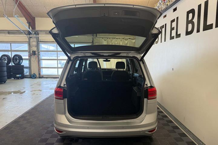 Sølv VW Touran fra 2022