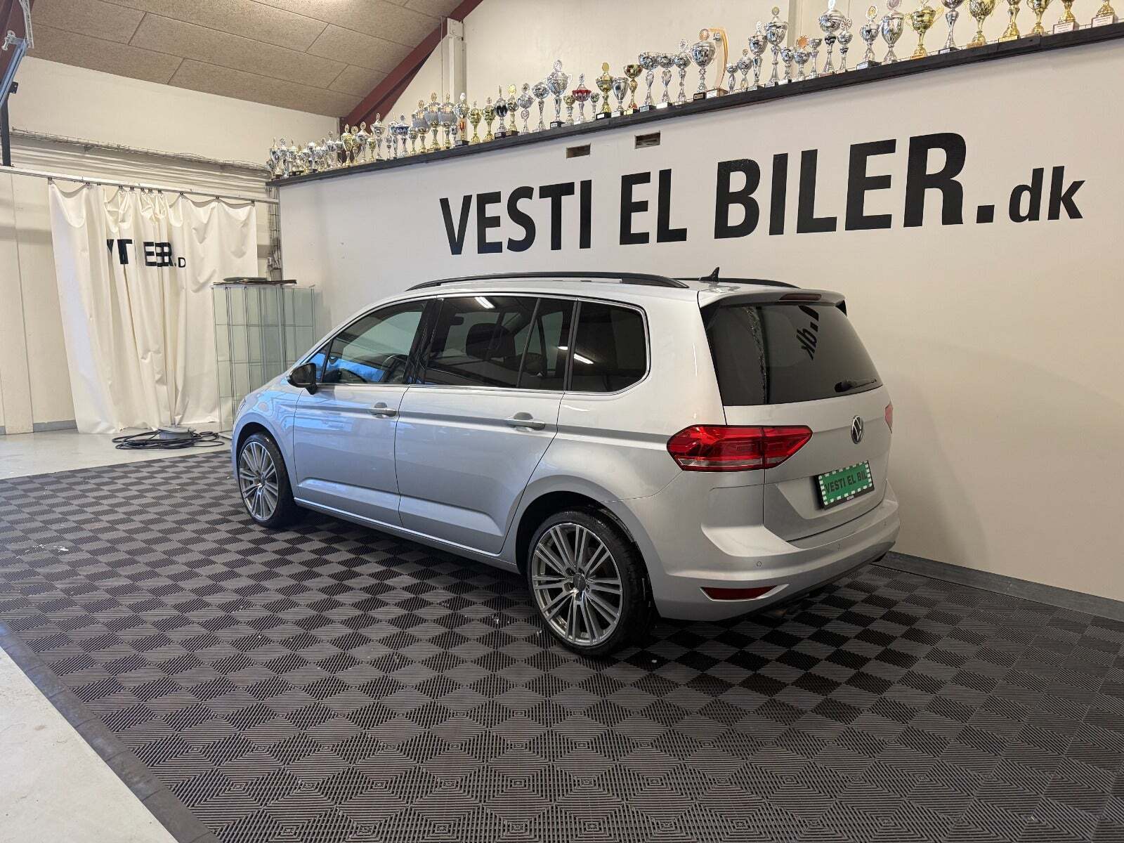Sølv VW Touran fra 2022