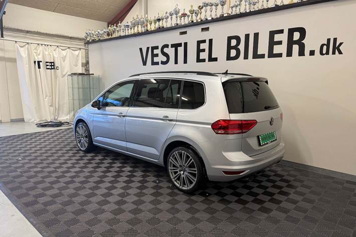 Sølv VW Touran fra 2022