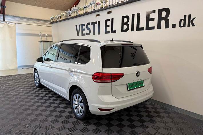 Hvid VW Touran fra 2022