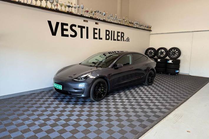 Grå Tesla Model 3 fra 2023