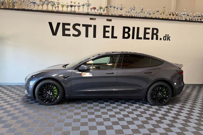 Grå Tesla Model 3 fra 2023