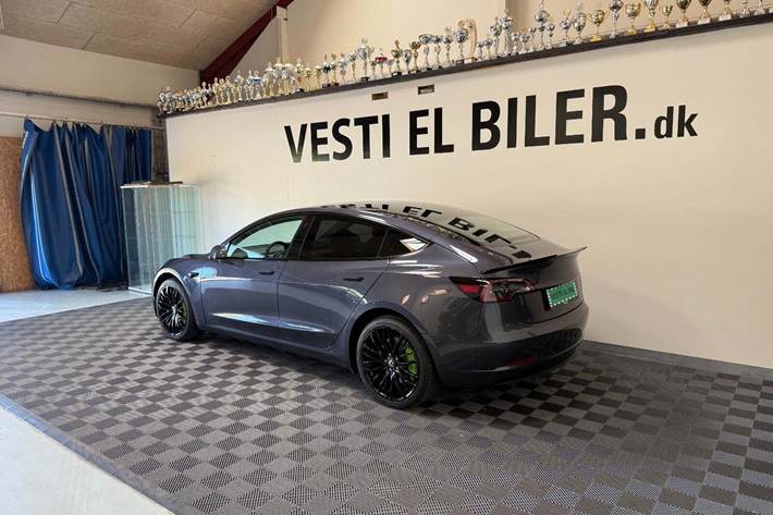 Grå Tesla Model 3 fra 2023