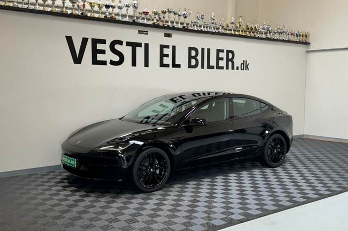 Sort Tesla Model 3 fra 2024