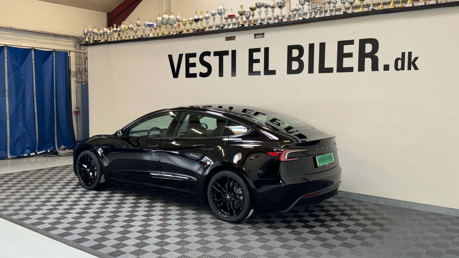 Sort Tesla Model 3 fra 2024