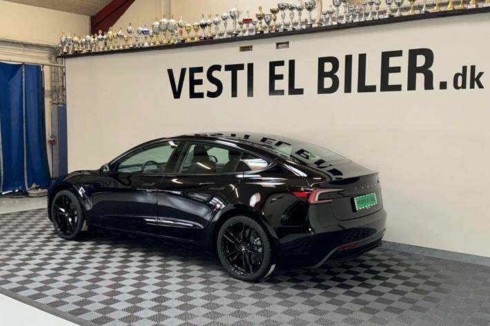 Sort Tesla Model 3 fra 2024