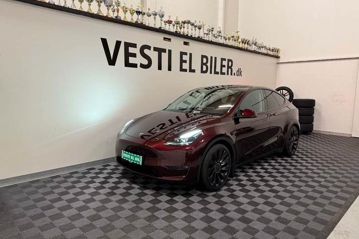 Rød Tesla Model Y fra 2024